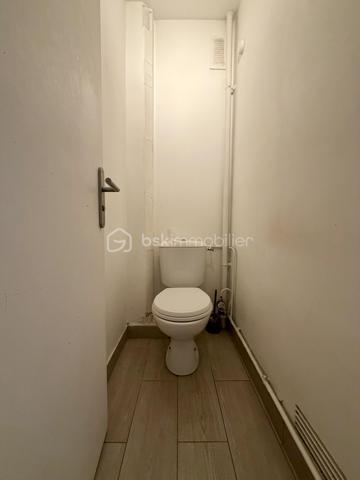 Situé dans la ville d'Evry-Courcouronnes dans un secteur recherché proche de toutes commodités (transports, écoles, commerces...)

Venez découvrir ce charmant appartement de type F4 76m² situé au Rez de chaussée d’un immeuble de 4 étages, il se compose d'une entrée desservant un salon très lumineux de 17m², une cuisine de 9m² avec espace buanderie de 2m², trois chambres de 9,5m² - 10,5m2 et 11,5m² deux salles d’eau et un Wc séparé.

Vous bénéficierez en plus d'une cave de 5m² et d'une place de parking en extérieur..

- Charges de copropriété : 210€/mois (Entretien des patries communes + eau froide + chauffage)
- Taxe foncière : 1652€

Commodités :
- Commerces à 5min à pieds
- Gare RER D Evry Val de Seine à 10min en Bus
- N7 à 2min, N104 et A6 à 5min
- Université d’Évry, IUT, Télécom SudParis, ENSIIE et de nombreuses écoles accessibles rapidement
- Centre commercial d’Evry 2 Le Spot à 10min en bus
- Carré Senart à 15min en voiture
- Clinique du Mousseau à 5min 

Disponible 7jrs/7 n'hésitez pas à me contacter pour faire une visite ou avoir plus d'infos concernant ce bien.

>> 100% OUVERT AU PARTAGE INTER AGENCE !! <<

VIDEO DISPONIBLE SUR DEMANDE OU EN LIEN DANS L'ANNONCE