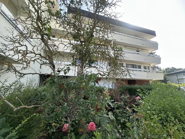 Le plaisir d'un extérieur en appartement.
Cet appartement de 64 m² à tout pour vous séduire. Terrasse et balcons. Proche de toutes commodités et des transports.

Il se compose : d'une grande entrée avec dressing et placard, d'un salon salle à manger lumineux et spacieux, d'une cuisine semi ouverte équipée. Ce coté de l'appartement est sans vis à vis.
Détails important concernant les deux chambres : elles ont chacune un balcon et se trouve coté jardin dans la verdure des arbres, orientée N/E   IMPORTANT EN PERIODE DE CANICULE.
Une salle d'eau et un wc séparé. 
Le tout avec une cave et un parking en sous-sol. Gardien, résidence sécurisé, sans vis à vis.
Quartier calme.
Charges annuelles : 3500 euros environ.
Certains travaux ont déjà été voté, donc à la charges du propriétaire actuel.
