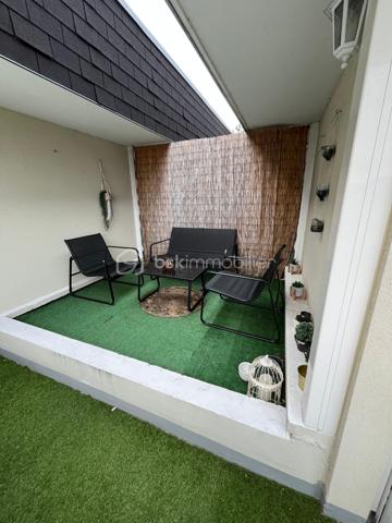 Le plaisir d'un extérieur en appartement.
Cet appartement de 64 m² à tout pour vous séduire. Terrasse et balcons. Proche de toutes commodités et des transports.

Il se compose : d'une grande entrée avec dressing et placard, d'un salon salle à manger lumineux et spacieux, d'une cuisine semi ouverte équipée. Ce coté de l'appartement est sans vis à vis.
Détails important concernant les deux chambres : elles ont chacune un balcon et se trouve coté jardin dans la verdure des arbres, orientée N/E   IMPORTANT EN PERIODE DE CANICULE.
Une salle d'eau et un wc séparé. 
Le tout avec une cave et un parking en sous-sol. Gardien, résidence sécurisé, sans vis à vis.
Quartier calme.
Charges annuelles : 3500 euros environ.
Certains travaux ont déjà été voté, donc à la charges du propriétaire actuel.