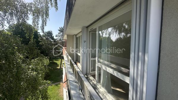 Le plaisir d'un extérieur en appartement.
Cet appartement de 64 m² à tout pour vous séduire. Terrasse et balcons. Proche de toutes commodités et des transports.

Il se compose : d'une grande entrée avec dressing et placard, d'un salon salle à manger lumineux et spacieux, d'une cuisine semi ouverte équipée. Ce coté de l'appartement est sans vis à vis.
Détails important concernant les deux chambres : elles ont chacune un balcon et se trouve coté jardin dans la verdure des arbres, orientée N/E   IMPORTANT EN PERIODE DE CANICULE.
Une salle d'eau et un wc séparé. 
Le tout avec une cave et un parking en sous-sol. Gardien, résidence sécurisé, sans vis à vis.
Quartier calme.
Charges annuelles : 3500 euros environ.
Certains travaux ont déjà été voté, donc à la charges du propriétaire actuel.