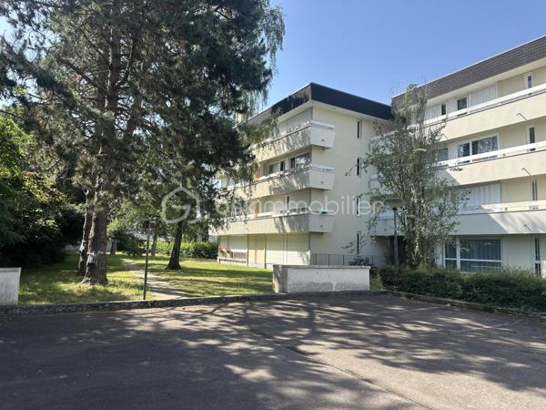 Le plaisir d'un extérieur en appartement.
Cet appartement de 64 m² à tout pour vous séduire. Terrasse et balcons. Proche de toutes commodités et des transports.

Il se compose : d'une grande entrée avec dressing et placard, d'un salon salle à manger lumineux et spacieux, d'une cuisine semi ouverte équipée. Ce coté de l'appartement est sans vis à vis.
Détails important concernant les deux chambres : elles ont chacune un balcon et se trouve coté jardin dans la verdure des arbres, orientée N/E   IMPORTANT EN PERIODE DE CANICULE.
Une salle d'eau et un wc séparé. 
Le tout avec une cave et un parking en sous-sol. Gardien, résidence sécurisé, sans vis à vis.
Quartier calme.
Charges annuelles : 3500 euros environ.
Certains travaux ont déjà été voté, donc à la charges du propriétaire actuel.