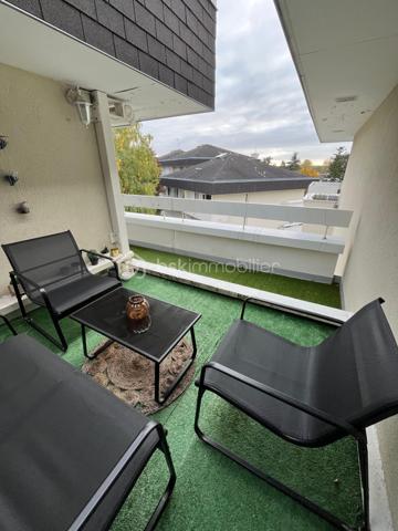 Le plaisir d'un extérieur en appartement.
Cet appartement de 64 m² à tout pour vous séduire. Terrasse et balcons. Proche de toutes commodités et des transports.

Il se compose : d'une grande entrée avec dressing et placard, d'un salon salle à manger lumineux et spacieux, d'une cuisine semi ouverte équipée. Ce coté de l'appartement est sans vis à vis.
Détails important concernant les deux chambres : elles ont chacune un balcon et se trouve coté jardin dans la verdure des arbres, orientée N/E   IMPORTANT EN PERIODE DE CANICULE.
Une salle d'eau et un wc séparé. 
Le tout avec une cave et un parking en sous-sol. Gardien, résidence sécurisé, sans vis à vis.
Quartier calme.
Charges annuelles : 3500 euros environ.
Certains travaux ont déjà été voté, donc à la charges du propriétaire actuel.