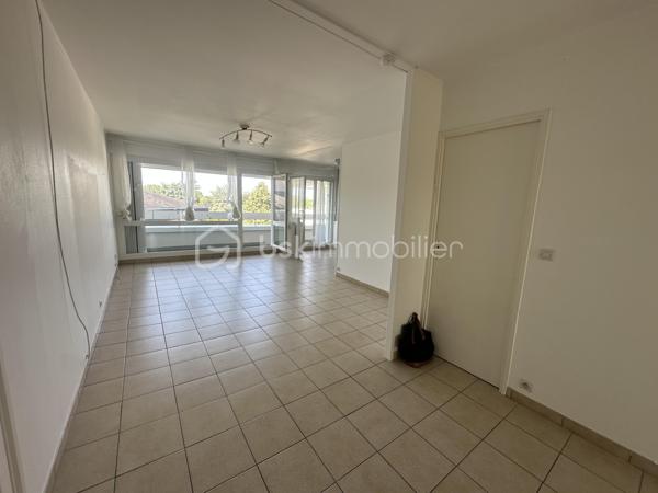 Le plaisir d'un extérieur en appartement.
Cet appartement de 64 m² à tout pour vous séduire. Terrasse et balcons. Proche de toutes commodités et des transports.

Il se compose : d'une grande entrée avec dressing et placard, d'un salon salle à manger lumineux et spacieux, d'une cuisine semi ouverte équipée. Ce coté de l'appartement est sans vis à vis.
Détails important concernant les deux chambres : elles ont chacune un balcon et se trouve coté jardin dans la verdure des arbres, orientée N/E   IMPORTANT EN PERIODE DE CANICULE.
Une salle d'eau et un wc séparé. 
Le tout avec une cave et un parking en sous-sol. Gardien, résidence sécurisé, sans vis à vis.
Quartier calme.
Charges annuelles : 3500 euros environ.
Certains travaux ont déjà été voté, donc à la charges du propriétaire actuel.