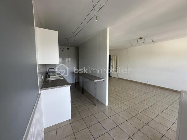 Le plaisir d'un extérieur en appartement.
Cet appartement de 64 m² à tout pour vous séduire. Terrasse et balcons. Proche de toutes commodités et des transports.

Il se compose : d'une grande entrée avec dressing et placard, d'un salon salle à manger lumineux et spacieux, d'une cuisine semi ouverte équipée. Ce coté de l'appartement est sans vis à vis.
Détails important concernant les deux chambres : elles ont chacune un balcon et se trouve coté jardin dans la verdure des arbres, orientée N/E   IMPORTANT EN PERIODE DE CANICULE.
Une salle d'eau et un wc séparé. 
Le tout avec une cave et un parking en sous-sol. Gardien, résidence sécurisé, sans vis à vis.
Quartier calme.
Charges annuelles : 3500 euros environ.
Certains travaux ont déjà été voté, donc à la charges du propriétaire actuel.