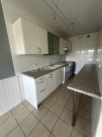 Le plaisir d'un extérieur en appartement.
Cet appartement de 64 m² à tout pour vous séduire. Terrasse et balcons. Proche de toutes commodités et des transports.

Il se compose : d'une grande entrée avec dressing et placard, d'un salon salle à manger lumineux et spacieux, d'une cuisine semi ouverte équipée. Ce coté de l'appartement est sans vis à vis.
Détails important concernant les deux chambres : elles ont chacune un balcon et se trouve coté jardin dans la verdure des arbres, orientée N/E   IMPORTANT EN PERIODE DE CANICULE.
Une salle d'eau et un wc séparé. 
Le tout avec une cave et un parking en sous-sol. Gardien, résidence sécurisé, sans vis à vis.
Quartier calme.
Charges annuelles : 3500 euros environ.
Certains travaux ont déjà été voté, donc à la charges du propriétaire actuel.
