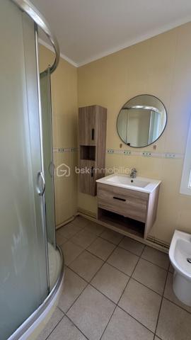 Le plaisir d'un extérieur en appartement.
Cet appartement de 64 m² à tout pour vous séduire. Terrasse et balcons. Proche de toutes commodités et des transports.

Il se compose : d'une grande entrée avec dressing et placard, d'un salon salle à manger lumineux et spacieux, d'une cuisine semi ouverte équipée. Ce coté de l'appartement est sans vis à vis.
Détails important concernant les deux chambres : elles ont chacune un balcon et se trouve coté jardin dans la verdure des arbres, orientée N/E   IMPORTANT EN PERIODE DE CANICULE.
Une salle d'eau et un wc séparé. 
Le tout avec une cave et un parking en sous-sol. Gardien, résidence sécurisé, sans vis à vis.
Quartier calme.
Charges annuelles : 3500 euros environ.
Certains travaux ont déjà été voté, donc à la charges du propriétaire actuel.