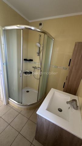 Le plaisir d'un extérieur en appartement.
Cet appartement de 64 m² à tout pour vous séduire. Terrasse et balcons. Proche de toutes commodités et des transports.

Il se compose : d'une grande entrée avec dressing et placard, d'un salon salle à manger lumineux et spacieux, d'une cuisine semi ouverte équipée. Ce coté de l'appartement est sans vis à vis.
Détails important concernant les deux chambres : elles ont chacune un balcon et se trouve coté jardin dans la verdure des arbres, orientée N/E   IMPORTANT EN PERIODE DE CANICULE.
Une salle d'eau et un wc séparé. 
Le tout avec une cave et un parking en sous-sol. Gardien, résidence sécurisé, sans vis à vis.
Quartier calme.
Charges annuelles : 3500 euros environ.
Certains travaux ont déjà été voté, donc à la charges du propriétaire actuel.