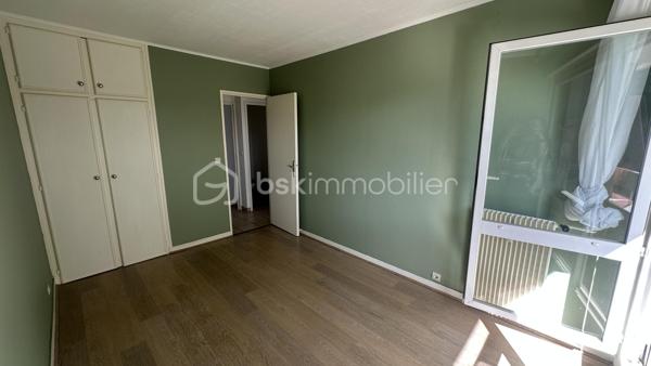 Le plaisir d'un extérieur en appartement.
Cet appartement de 64 m² à tout pour vous séduire. Terrasse et balcons. Proche de toutes commodités et des transports.

Il se compose : d'une grande entrée avec dressing et placard, d'un salon salle à manger lumineux et spacieux, d'une cuisine semi ouverte équipée. Ce coté de l'appartement est sans vis à vis.
Détails important concernant les deux chambres : elles ont chacune un balcon et se trouve coté jardin dans la verdure des arbres, orientée N/E   IMPORTANT EN PERIODE DE CANICULE.
Une salle d'eau et un wc séparé. 
Le tout avec une cave et un parking en sous-sol. Gardien, résidence sécurisé, sans vis à vis.
Quartier calme.
Charges annuelles : 3500 euros environ.
Certains travaux ont déjà été voté, donc à la charges du propriétaire actuel.