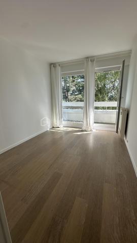 Le plaisir d'un extérieur en appartement.
Cet appartement de 64 m² à tout pour vous séduire. Terrasse et balcons. Proche de toutes commodités et des transports.

Il se compose : d'une grande entrée avec dressing et placard, d'un salon salle à manger lumineux et spacieux, d'une cuisine semi ouverte équipée. Ce coté de l'appartement est sans vis à vis.
Détails important concernant les deux chambres : elles ont chacune un balcon et se trouve coté jardin dans la verdure des arbres, orientée N/E   IMPORTANT EN PERIODE DE CANICULE.
Une salle d'eau et un wc séparé. 
Le tout avec une cave et un parking en sous-sol. Gardien, résidence sécurisé, sans vis à vis.
Quartier calme.
Charges annuelles : 3500 euros environ.
Certains travaux ont déjà été voté, donc à la charges du propriétaire actuel.