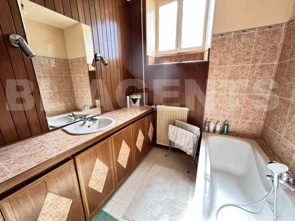 Charmante maison de ville 210m²  avec dépendance et grand jardin Brinon-sur-Armançon