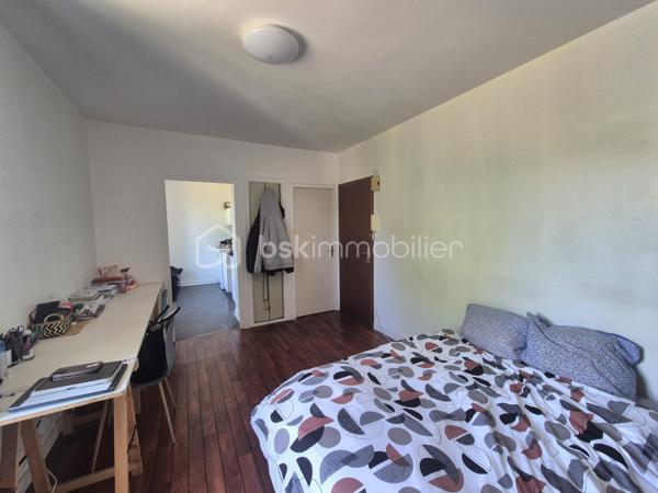 Vous recherchez un studio sur Rennes au calme, proche du centre-ville, proche commerces et proche transports ( bus et Tram bus à venir ) ?

Découvrez la suite, cela pourrait bien répondre à vos besoins …

Situé Quartier Bourg-l'Evesque, dans un quartier dynamique, je vous propose ce grand studio de 27 m2, situé au 1ème étage d'une petite copropriété construite dans les années 1950.

Il saura vous séduire grâce à sa belle pièce de vie sur parquet, son calme, sa proximité avec les commerces et les transports ainsi que sa proximité avec le centre ville de Rennes.
Grâce aux aménagements des Quais de la vilaine, vous accèderez au centre ville par ces derniers en 20 minutes environ, une belle balade à découvrir.

Il se compose au Rez-de-chaussée :
D'une belle pièce principale de vie lumineuse donnant sur une cour
D'une cuisine aménagée et équipée
D'une salle d'eau avec WC
De deux rangements additionnels

Vous disposerez également d'une place de parking privé.

Eléments techniques :
- Chauffage électrique
- Menuiseries double vitrage
- Interphone
- Garage à vélos

Désireux d'en savoir plus sur cet appartement ?
N'hésitez pas à me contacter pour plus de renseignements et pour fixer un rendez-vous de visite.