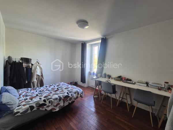 Vous recherchez un studio sur Rennes au calme, proche du centre-ville, proche commerces et proche transports ( bus et Tram bus à venir ) ?

Découvrez la suite, cela pourrait bien répondre à vos besoins …

Situé Quartier Bourg-l'Evesque, dans un quartier dynamique, je vous propose ce grand studio de 27 m2, situé au 1ème étage d'une petite copropriété construite dans les années 1950.

Il saura vous séduire grâce à sa belle pièce de vie sur parquet, son calme, sa proximité avec les commerces et les transports ainsi que sa proximité avec le centre ville de Rennes.
Grâce aux aménagements des Quais de la vilaine, vous accèderez au centre ville par ces derniers en 20 minutes environ, une belle balade à découvrir.

Il se compose au Rez-de-chaussée :
D'une belle pièce principale de vie lumineuse donnant sur une cour
D'une cuisine aménagée et équipée
D'une salle d'eau avec WC
De deux rangements additionnels

Vous disposerez également d'une place de parking privé.

Eléments techniques :
- Chauffage électrique
- Menuiseries double vitrage
- Interphone
- Garage à vélos

Désireux d'en savoir plus sur cet appartement ?
N'hésitez pas à me contacter pour plus de renseignements et pour fixer un rendez-vous de visite.