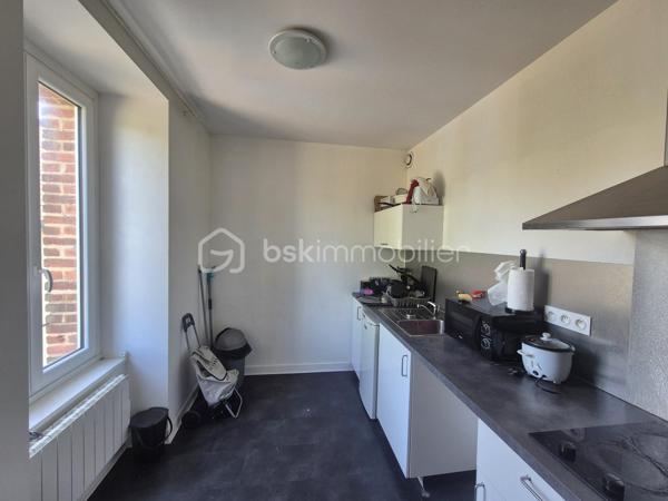 Vous recherchez un studio sur Rennes au calme, proche du centre-ville, proche commerces et proche transports ( bus et Tram bus à venir ) ?

Découvrez la suite, cela pourrait bien répondre à vos besoins …

Situé Quartier Bourg-l'Evesque, dans un quartier dynamique, je vous propose ce grand studio de 27 m2, situé au 1ème étage d'une petite copropriété construite dans les années 1950.

Il saura vous séduire grâce à sa belle pièce de vie sur parquet, son calme, sa proximité avec les commerces et les transports ainsi que sa proximité avec le centre ville de Rennes.
Grâce aux aménagements des Quais de la vilaine, vous accèderez au centre ville par ces derniers en 20 minutes environ, une belle balade à découvrir.

Il se compose au Rez-de-chaussée :
D'une belle pièce principale de vie lumineuse donnant sur une cour
D'une cuisine aménagée et équipée
D'une salle d'eau avec WC
De deux rangements additionnels

Vous disposerez également d'une place de parking privé.

Eléments techniques :
- Chauffage électrique
- Menuiseries double vitrage
- Interphone
- Garage à vélos

Désireux d'en savoir plus sur cet appartement ?
N'hésitez pas à me contacter pour plus de renseignements et pour fixer un rendez-vous de visite.