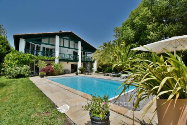 Villa de caractère avec piscine à Villefranque