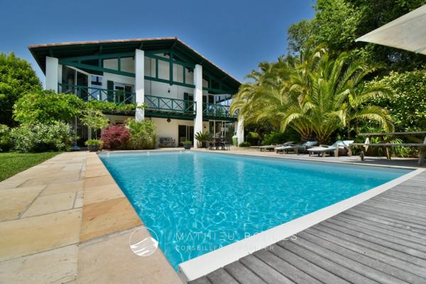 Villa de caractère avec piscine à Villefranque