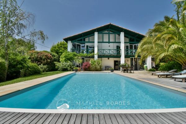 Villa de caractère avec piscine à Villefranque