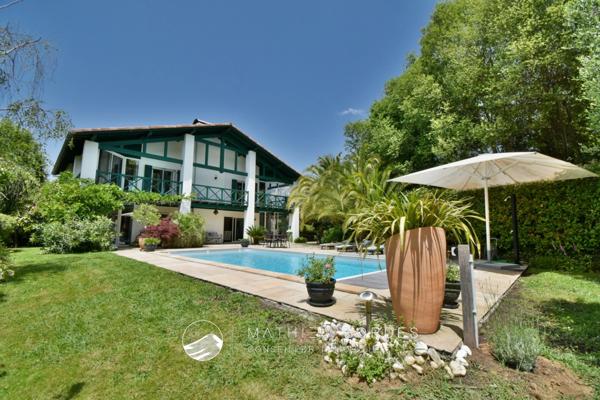 Villa de caractère avec piscine à Villefranque