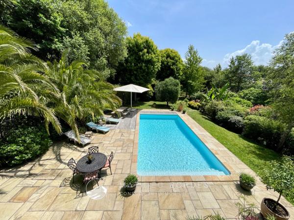 Villa de caractère avec piscine à Villefranque