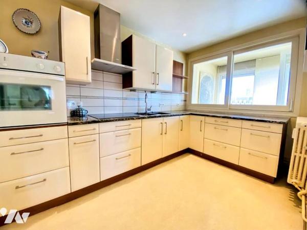 Dernier étage avec ascenseur – 3 chambres, garage, cave et vue exceptionnelle sur Vannes