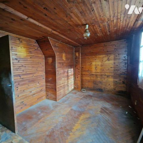 Nous vous proposons à la vente un bois d'une surface de 4ha 87a 97ca avec un chalet en bois à r...