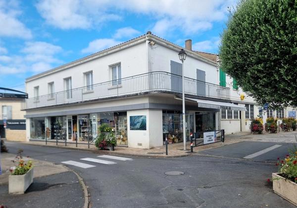 EXCLUSIVITÉ CAPIFRANCE ST-PIERRE d'OLÉRON A Vendre 507 m² emplacement n°1 immeuble mixte et maison en pierre