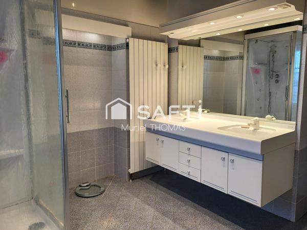 5 Chambres une au rez-de-chaussée. PROCHE MORESTEL