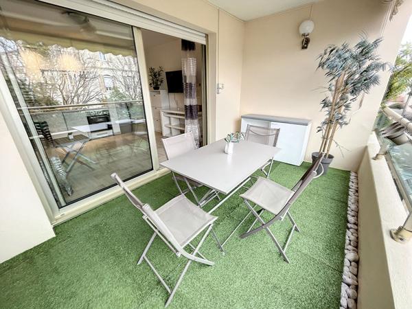 Cannes Montfleury beau studio avec grande terrasse centre ville