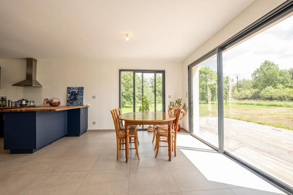 LIEUX UNIQUES ® x PROPRIÉTÉS PRIVÉES PROPOSE MAISON CONTEMPORAINE 113 M² - MONT-PRÈS-CHAMBORD - TERRAIN 2860 M²