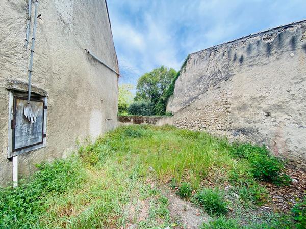 A vendre sur St Cannat Remise à aménager de 390m² avec jardin