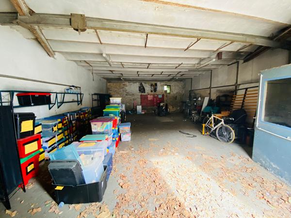 A vendre sur St Cannat Remise à aménager de 390m² avec jardin