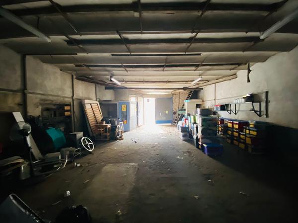 A vendre sur St Cannat Remise à aménager de 390m² avec jardin