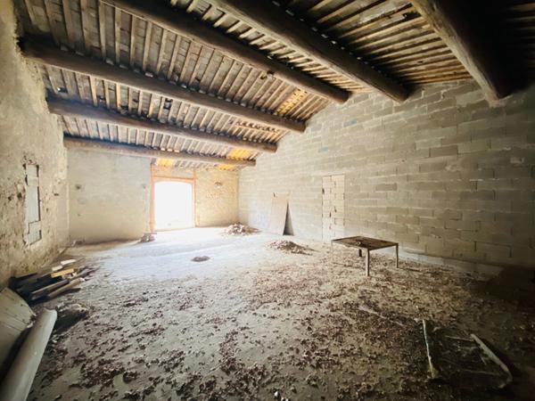 A vendre sur St Cannat Remise à aménager de 390m² avec jardin