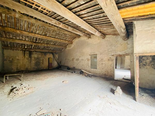 A vendre sur St Cannat Remise à aménager de 390m² avec jardin