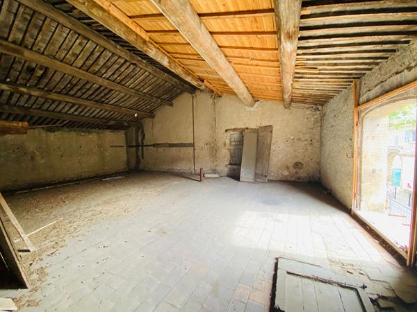 A vendre sur St Cannat Remise à aménager de 390m² avec jardin