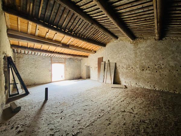 A vendre sur St Cannat Remise à aménager de 390m² avec jardin