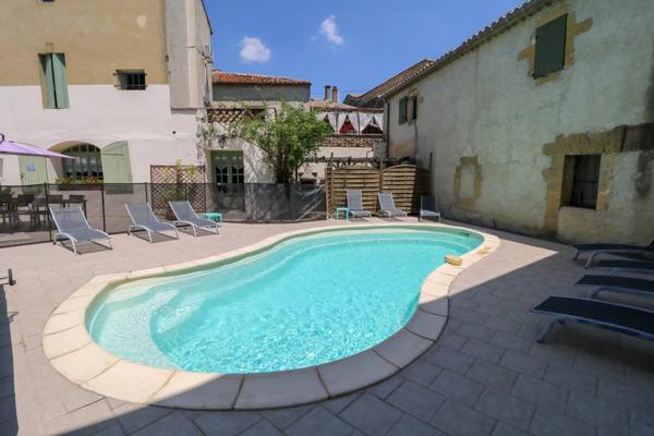 Propriété du 18eme - maison, 4 appartements, grange, cour et piscine