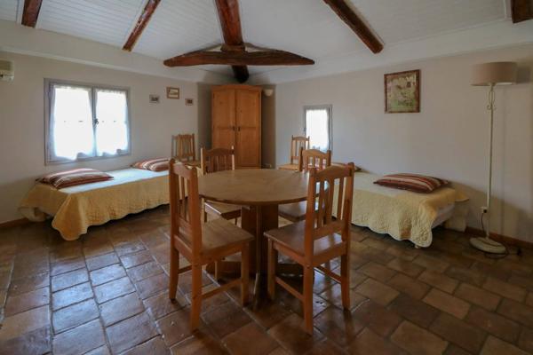 Propriété du 18eme - maison, 4 appartements, grange, cour et piscine