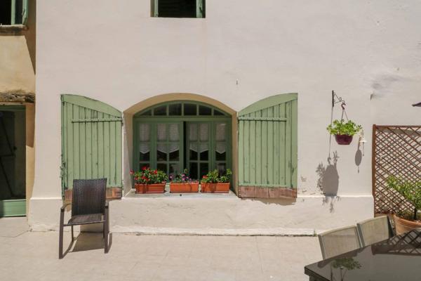 Propriété du 18eme - maison, 4 appartements, grange, cour et piscine
