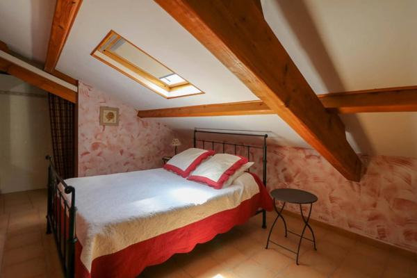 Propriété du 18eme - maison, 4 appartements, grange, cour et piscine