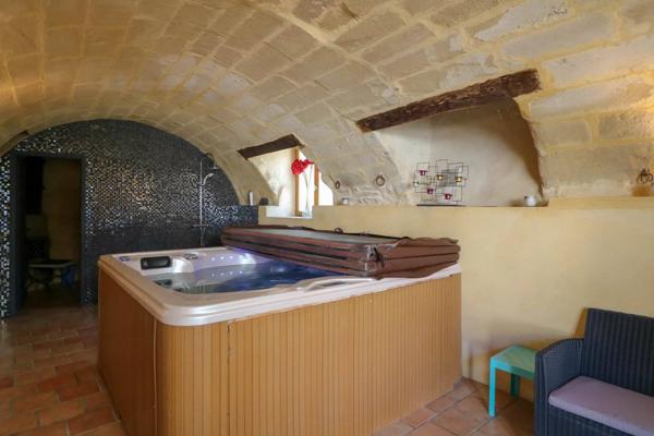 Propriété du 18eme - maison, 4 appartements, grange, cour et piscine