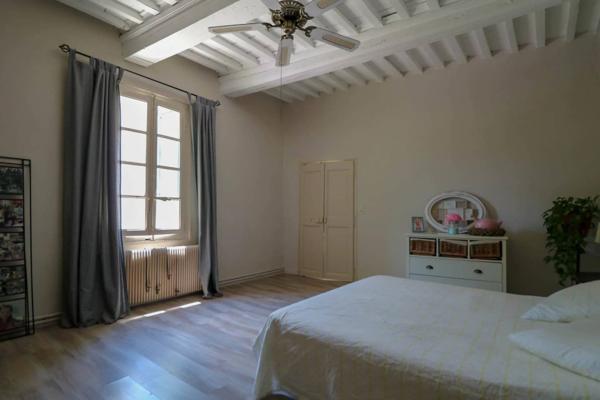 Propriété du 18eme - maison, 4 appartements, grange, cour et piscine