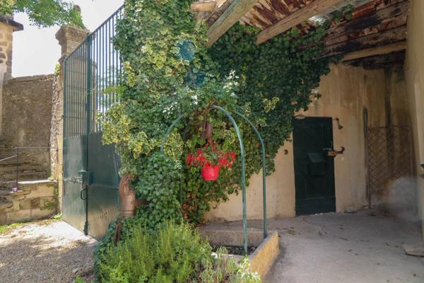 Propriété du 18eme - maison, 4 appartements, grange, cour et piscine