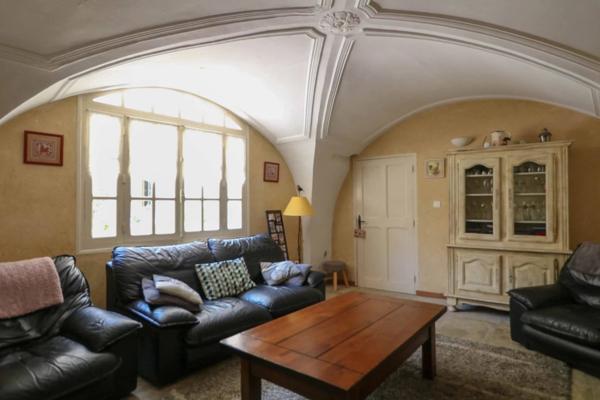 Propriété du 18eme - maison, 4 appartements, grange, cour et piscine