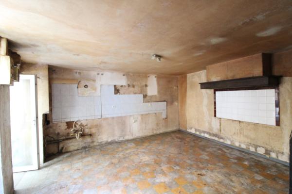 Saint-Georges-de-Luzençon (12100) Maison 2 pièces - 40 m² à rénover dans le village de St-Georges-de-Luzençon