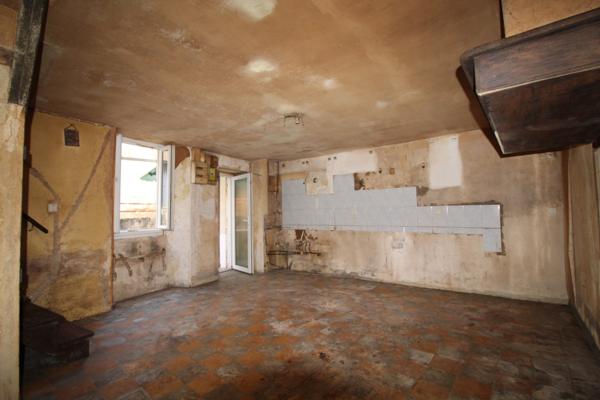 Saint-Georges-de-Luzençon (12100) Maison 2 pièces - 40 m² à rénover dans le village de St-Georges-de-Luzençon