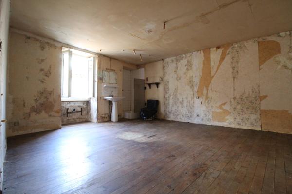 Saint-Georges-de-Luzençon (12100) Maison 2 pièces - 40 m² à rénover dans le village de St-Georges-de-Luzençon