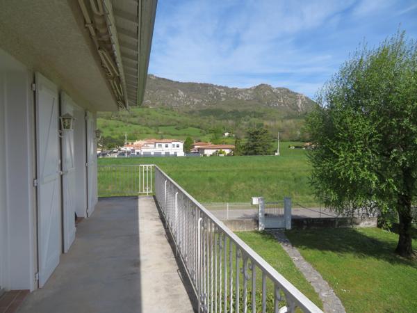 maison indépendante avec garage et jardin