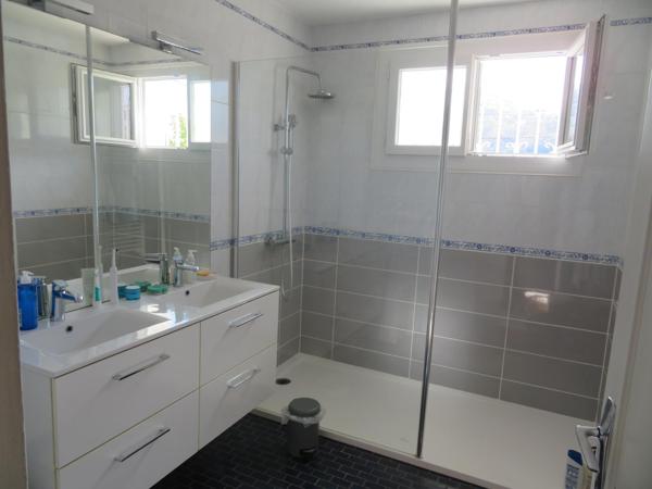 maison indépendante avec garage et jardin