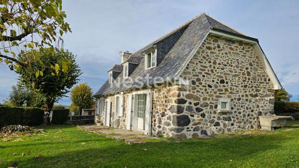 Au coeur du Pays de Salers, à 30 minutes d'Aurillac, à vendre sur un terrain de 1100 m², maison en pierre de 4 pièces d'une surface de 93 m².