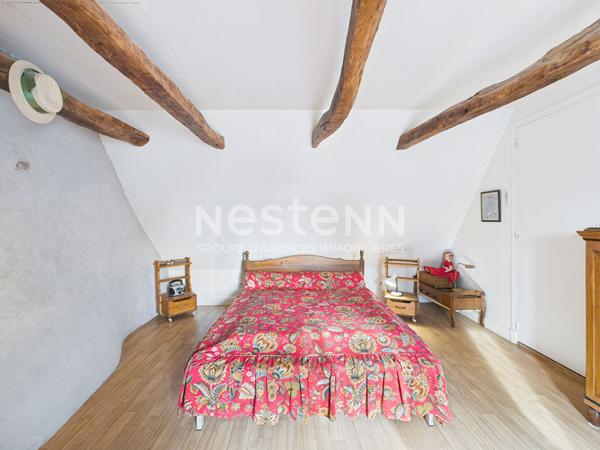 Au coeur du Pays de Salers, à 30 minutes d'Aurillac, à vendre sur un terrain de 1100 m², maison en pierre de 4 pièces d'une surface de 93 m².